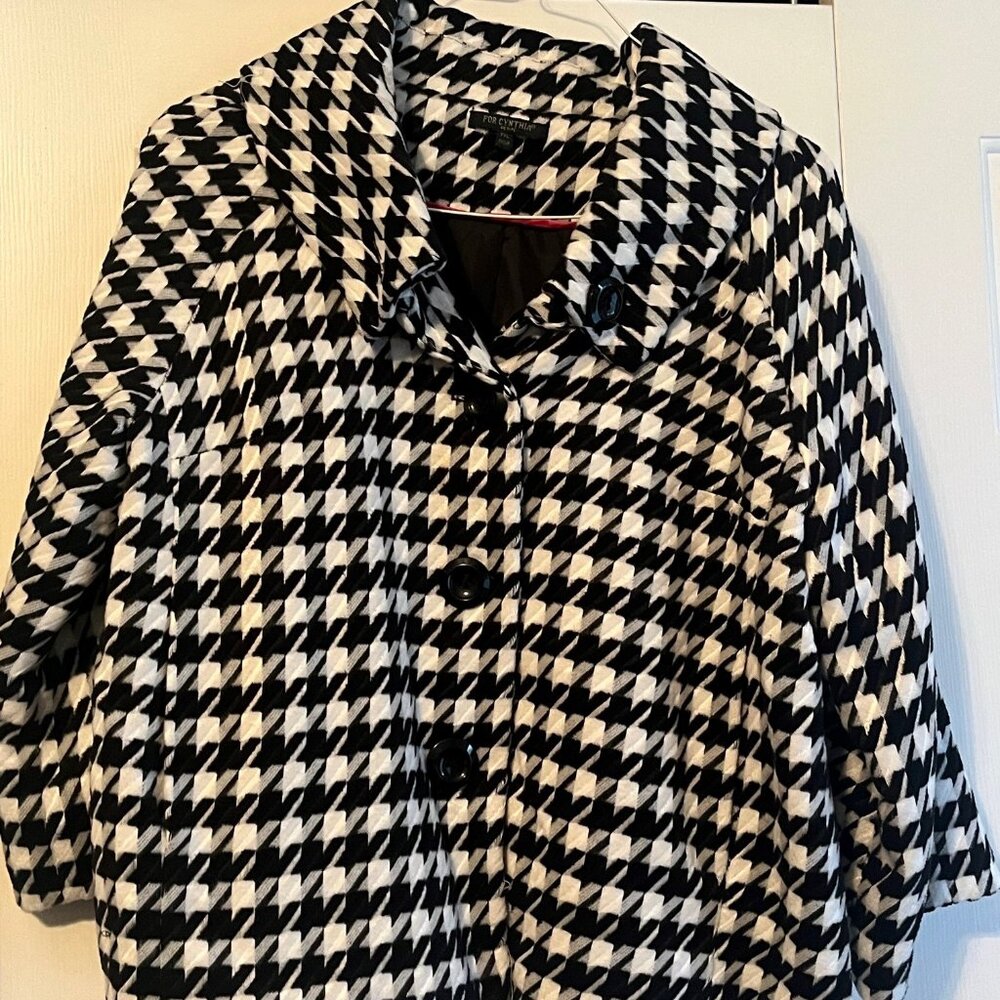 Black and white jacket size Petite XL by Cynthia. In perfect condition.